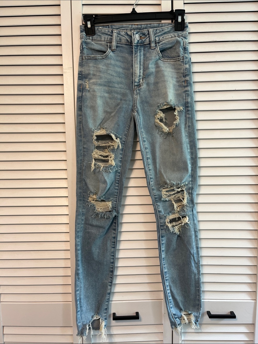 American Eagle Outfitters Light Blue Distressed Skinny Jeans